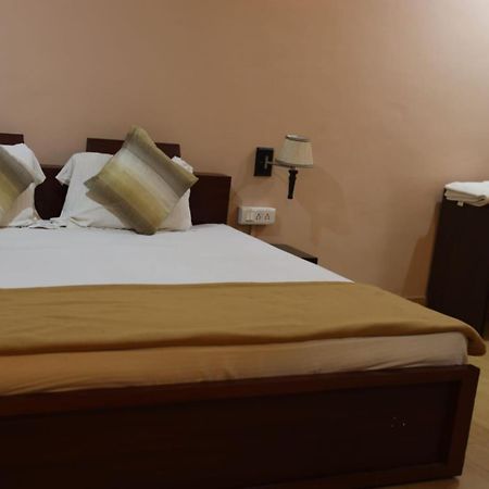 Hotel Shree Krishna Jungle Resort Кхаджурахо Экстерьер фото