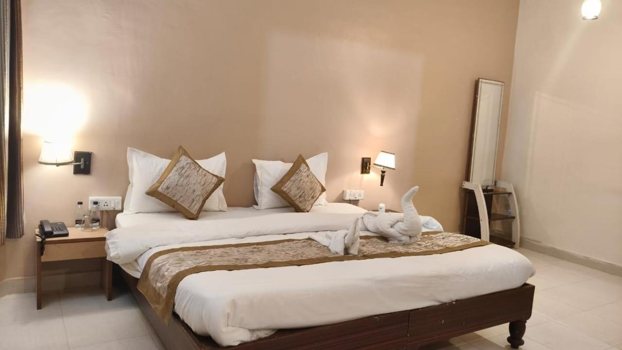 Hotel Shree Krishna Jungle Resort Кхаджурахо Экстерьер фото