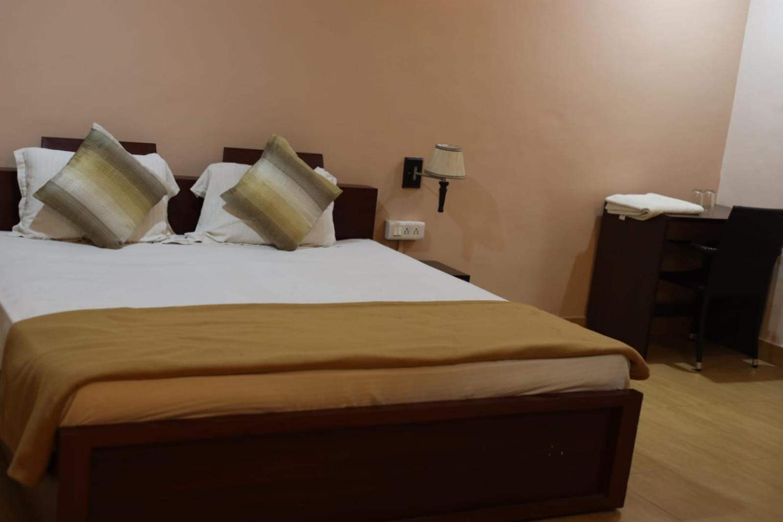 Hotel Shree Krishna Jungle Resort Кхаджурахо Экстерьер фото